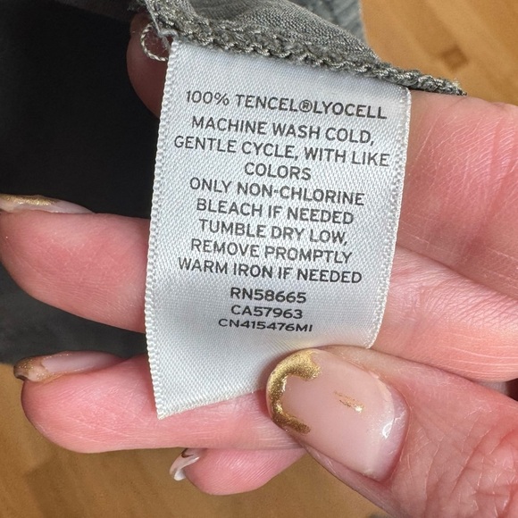 NWOT Filson Chambray Button Down Navy Hickory Striped Shirt. - Picture 7 of 7